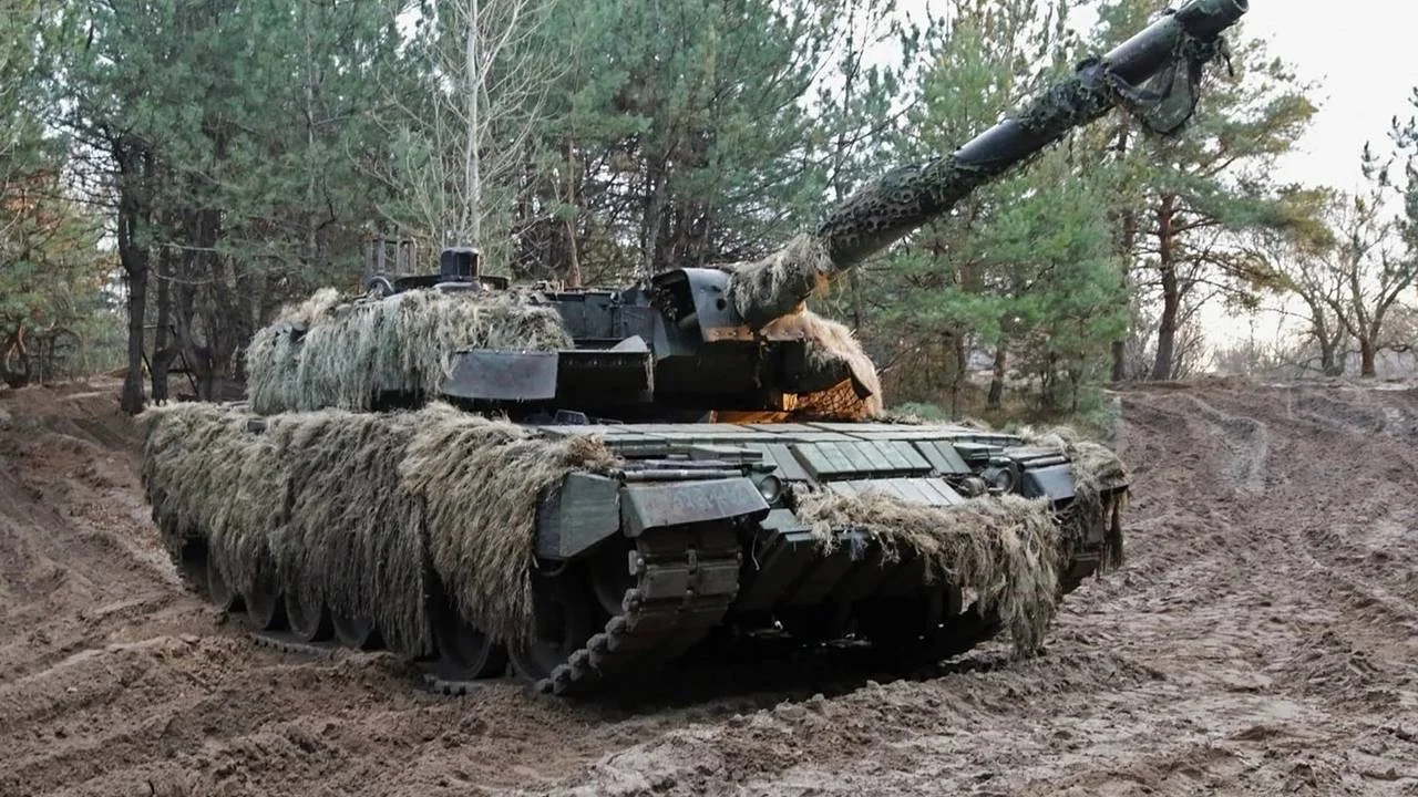 Два десятка машин и танк Leopard: потери ВСУ за сутки в зоне СВО