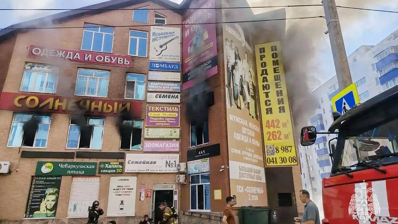 В Стерлитамаке водитель хлебовоза вывел людей из горящего ТЦ через крышу фургона