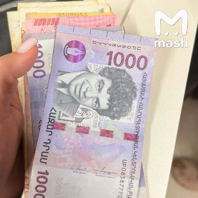 Туристка заявила о краже долларов из ручной клади на рейсе в Мальдивы