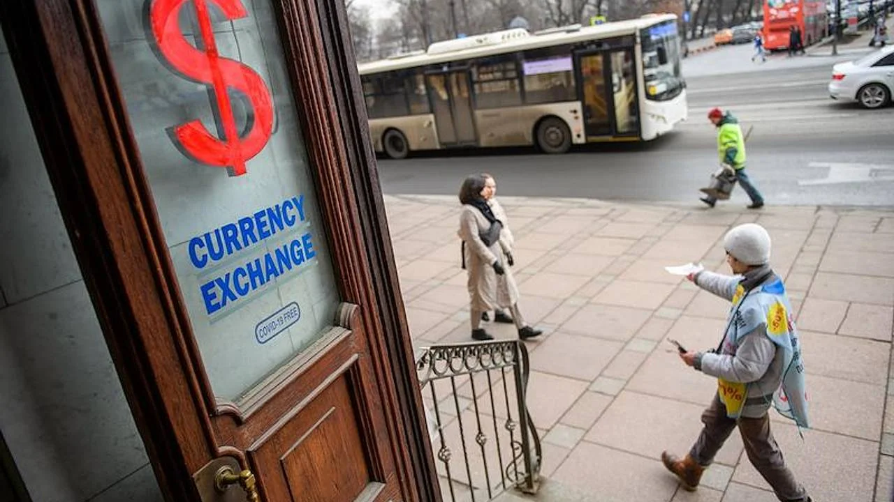 В России спрогнозировали курс доллара до конца года в 92–94 рубля