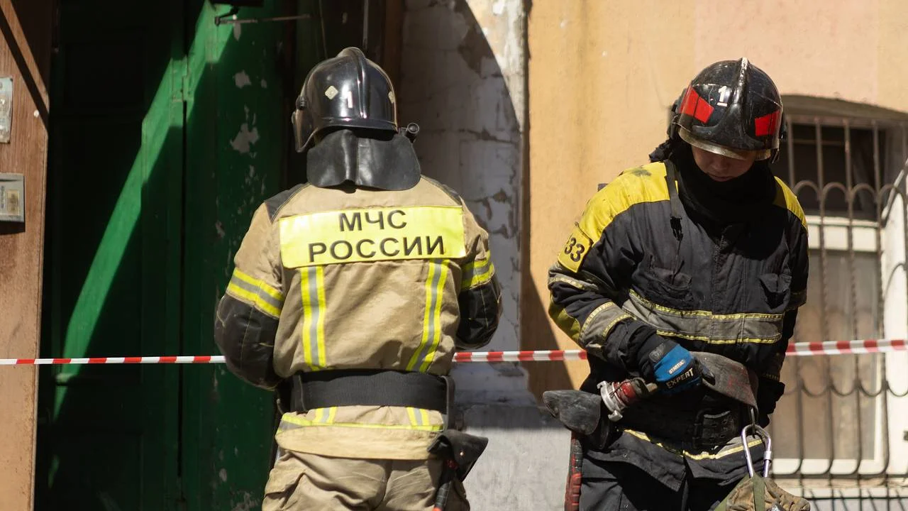 «Перед пожаром рядом стояла женщина в белом»: в Петербурге сгорели две машины ППС
