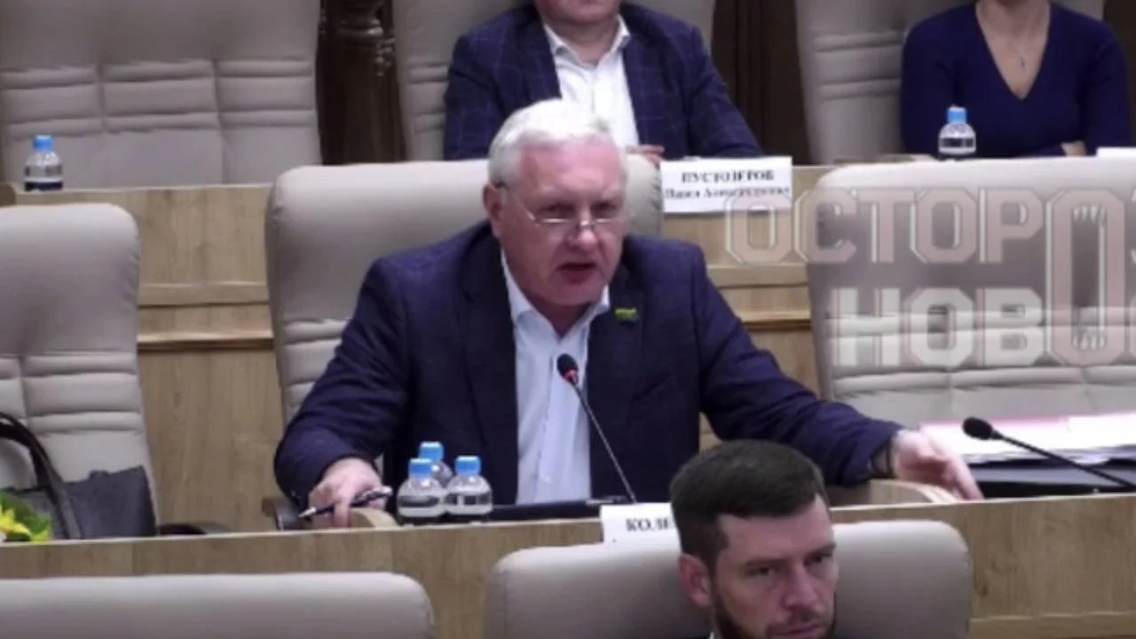 В Екатеринбурге депутат требует убрать корт для падела и вернуть парковку