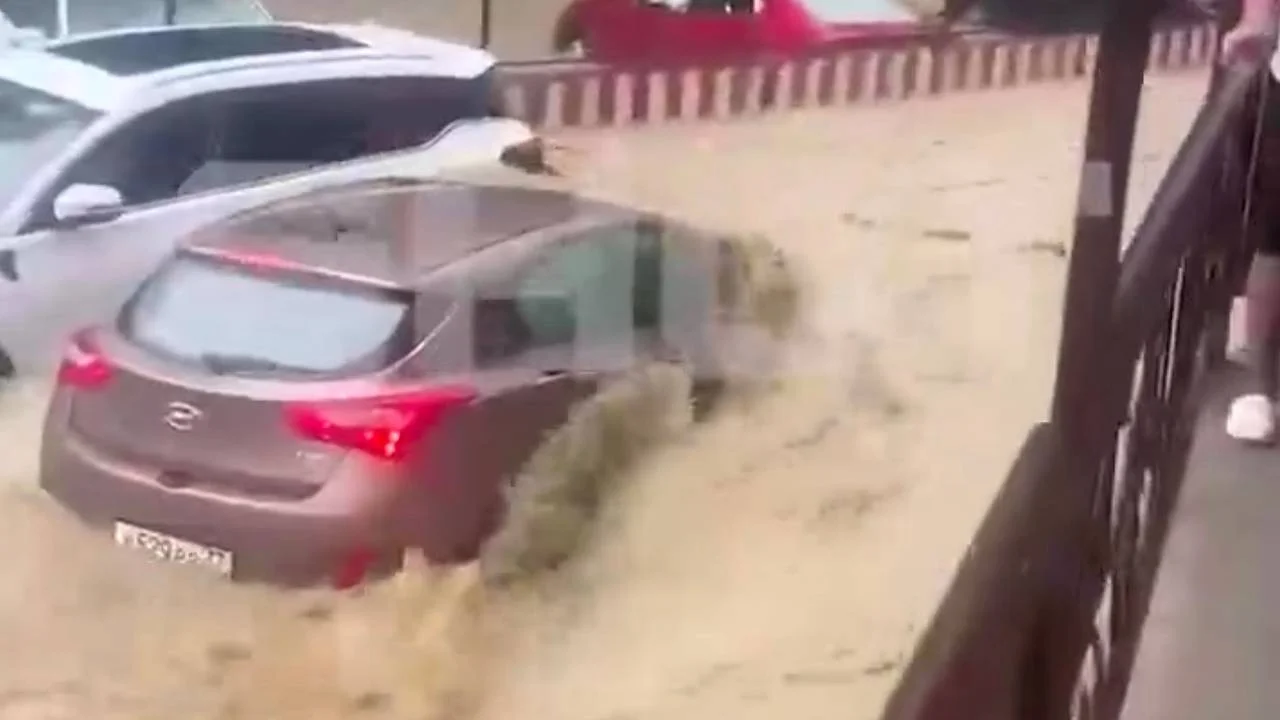 Улицы Сочи ушли под воду из-за мощного ливня