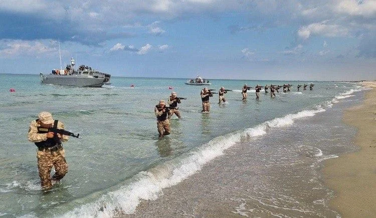В Каспийском море ищут пропавших военных