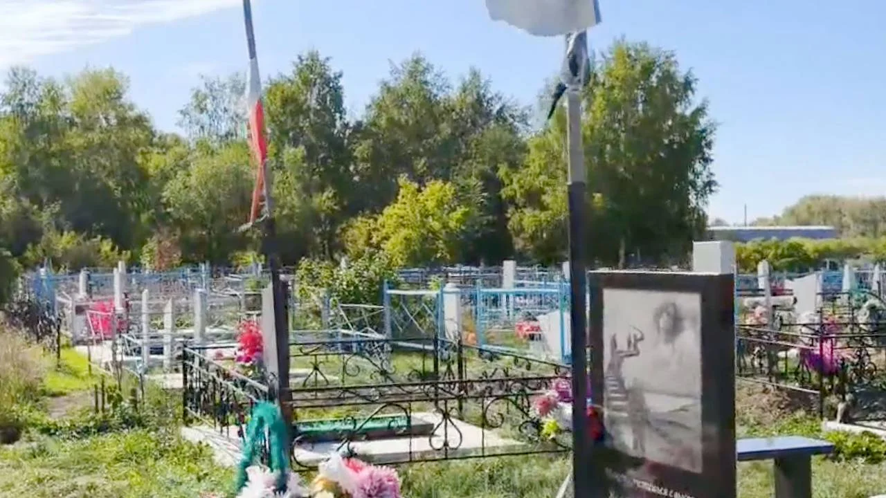 «Прошу помочь найти виновных»: на Алтае повредили могилы участников СВО