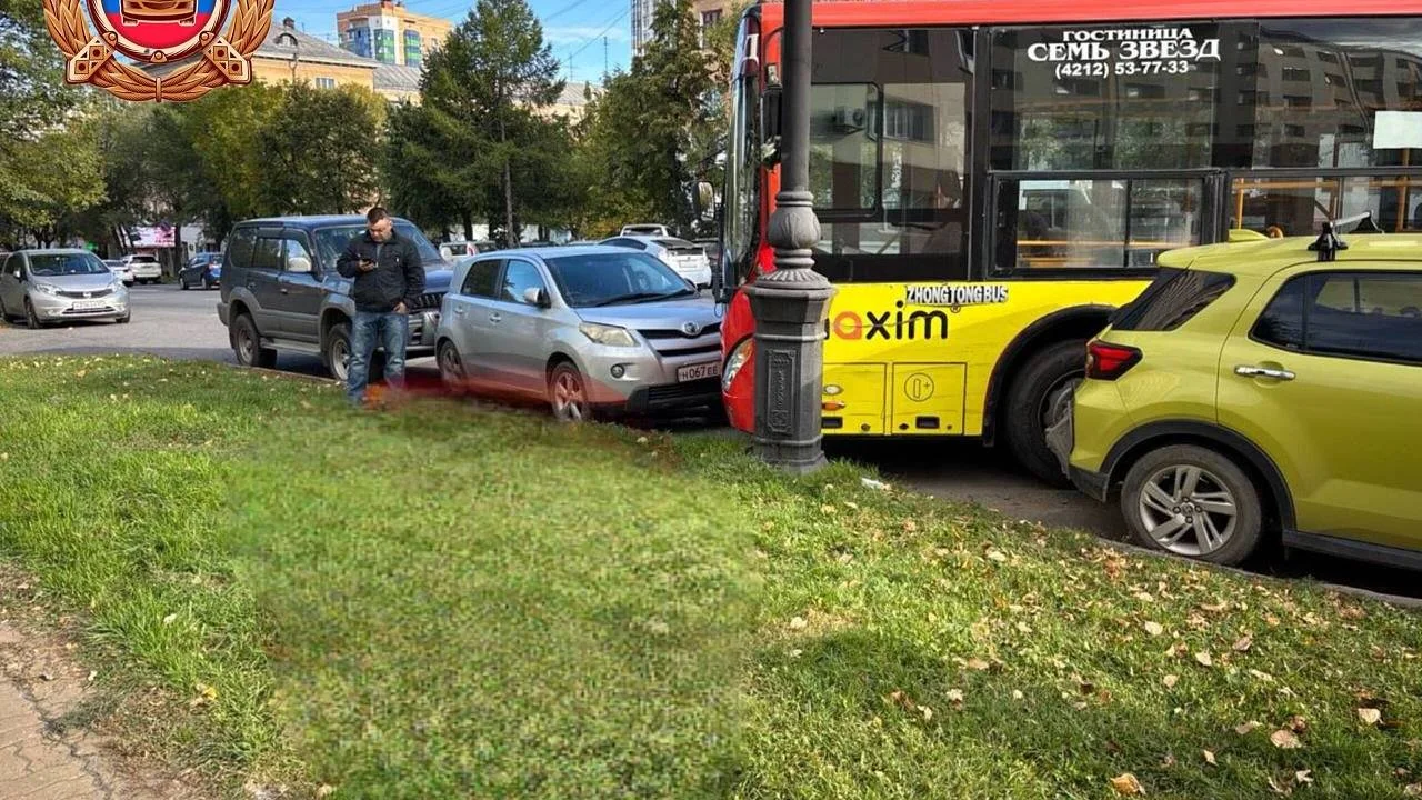 В Хабаровске забытый ручник превратил автобус в неуправляемый снаряд