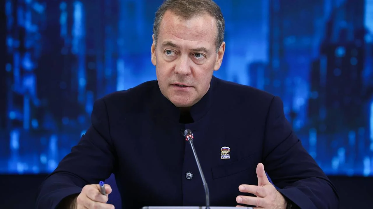 Тысячи санкций: Медведев ответил Ле Пен на обвинения в адрес России