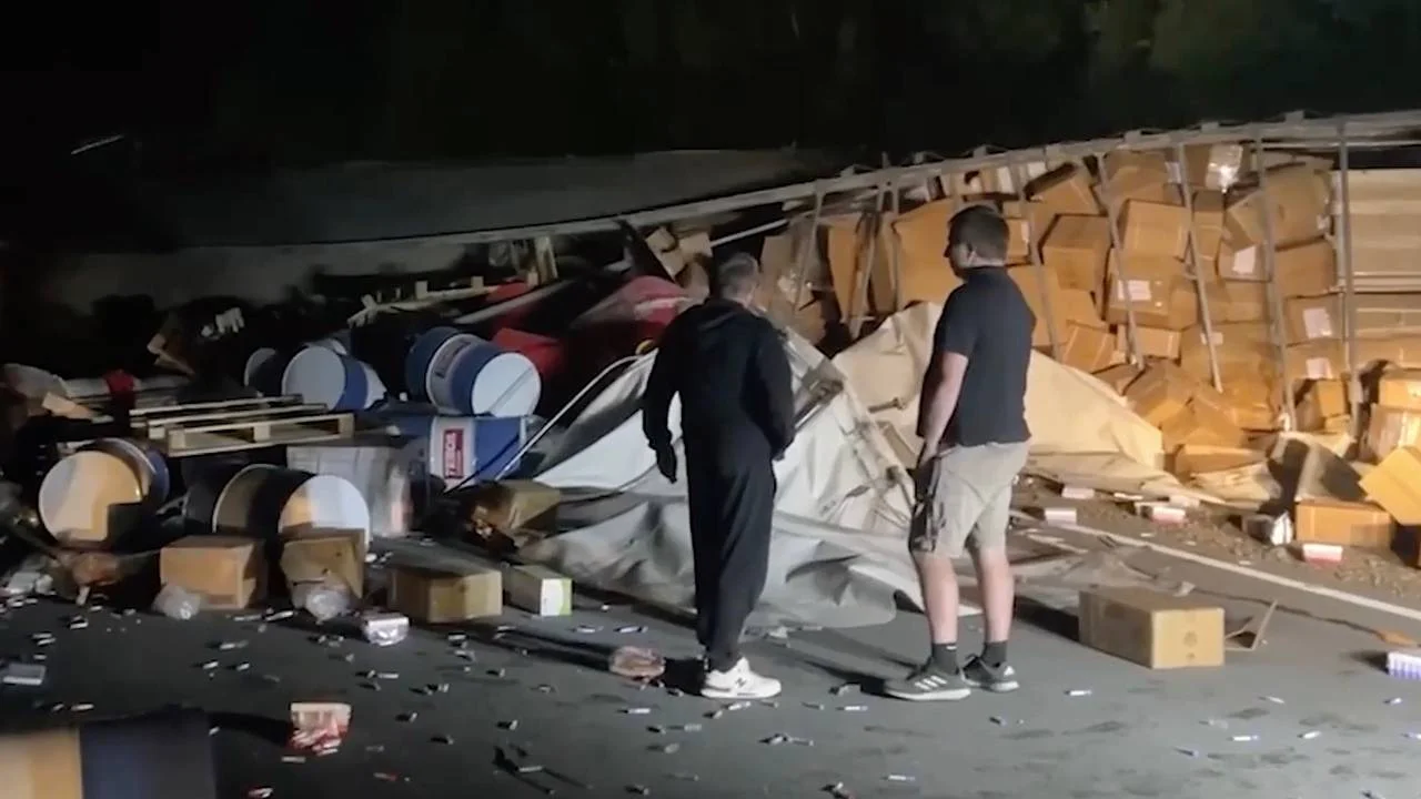Сладости и масло заблокировали трассу после ДТП фуры