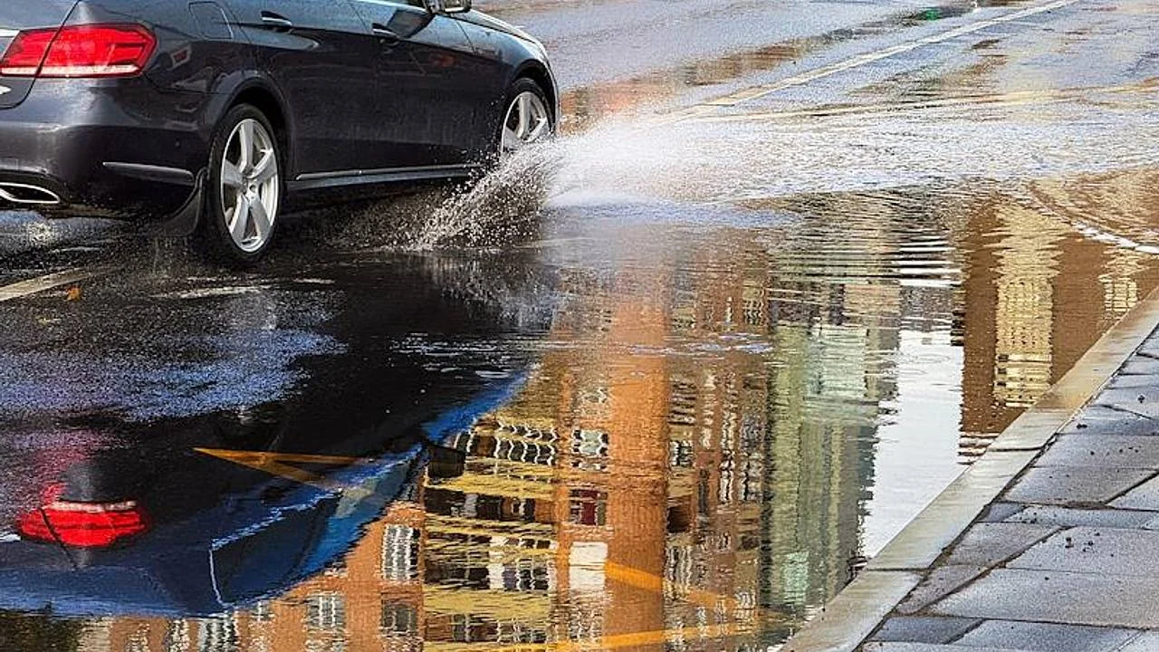 Дептранс Москвы посоветовал водителям не парковаться у шатких конструкций из-за грозы