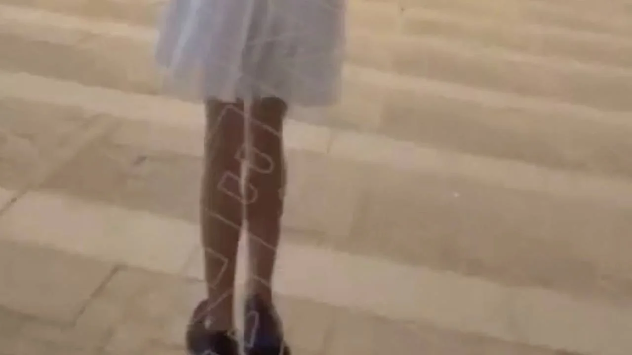 "Скрытая съёмка в метро: 20-летняя петербурженка получила видео спустя два года","content":"Два года понадобилось, чтобы 20-летняя жительница Петербурга узнала о тайной съёмке в метро. В середине сентября 2026 года неизвестный написал ей и прислал видео, снятое на станции «Ладожская». На кадрах, кот