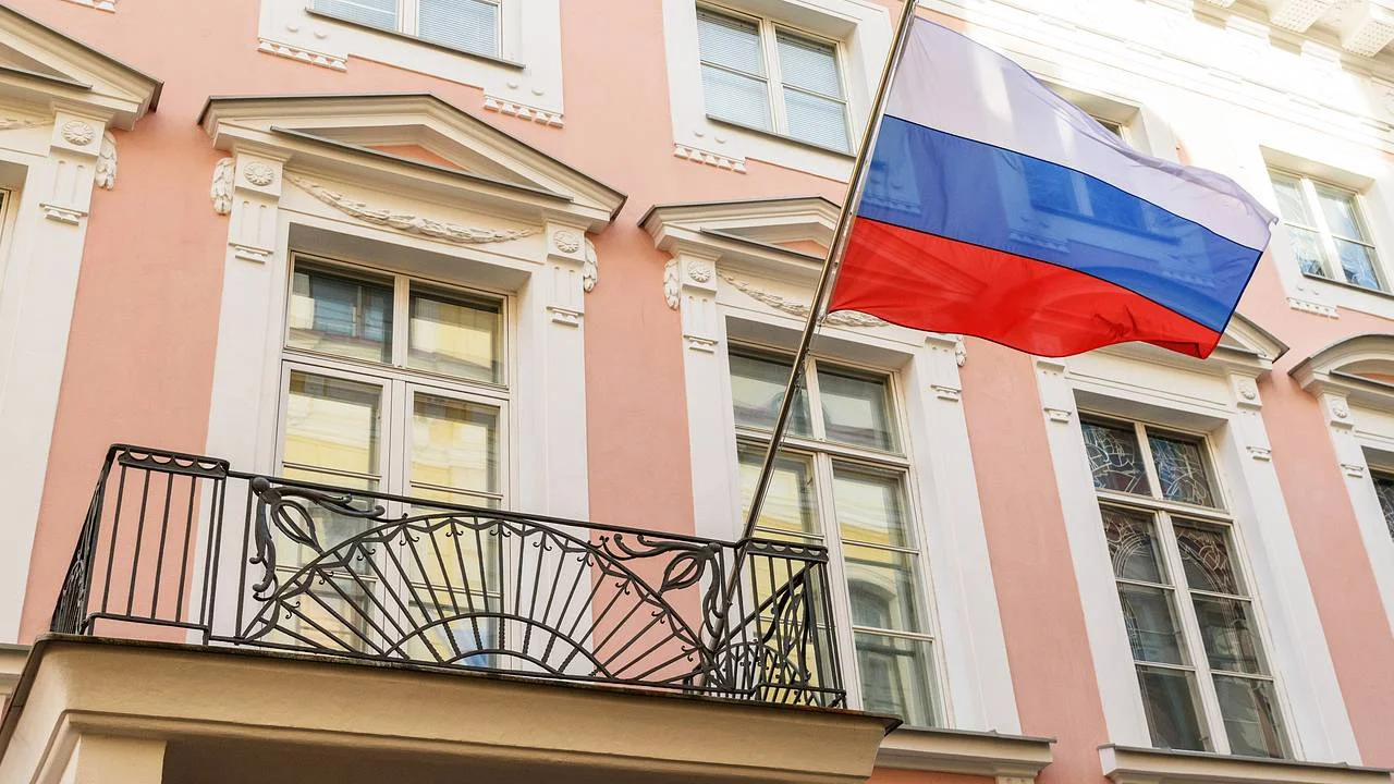 В Таллине пресекли установку мусорного бака у посольства РФ