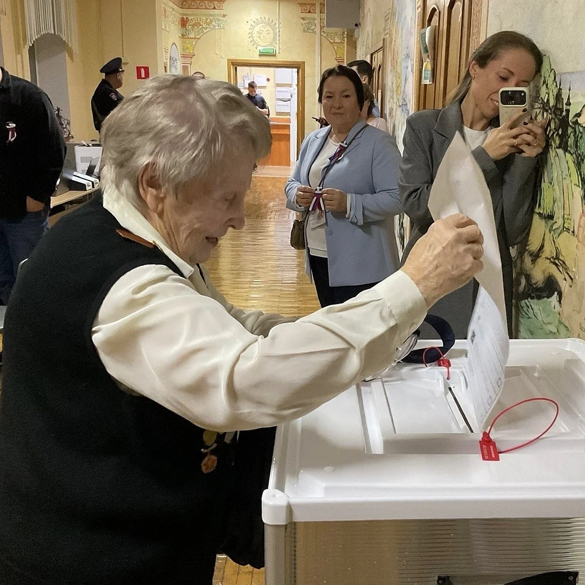 «Гражданином надо уметь быть»: 100-летняя москвичка проголосовала лично