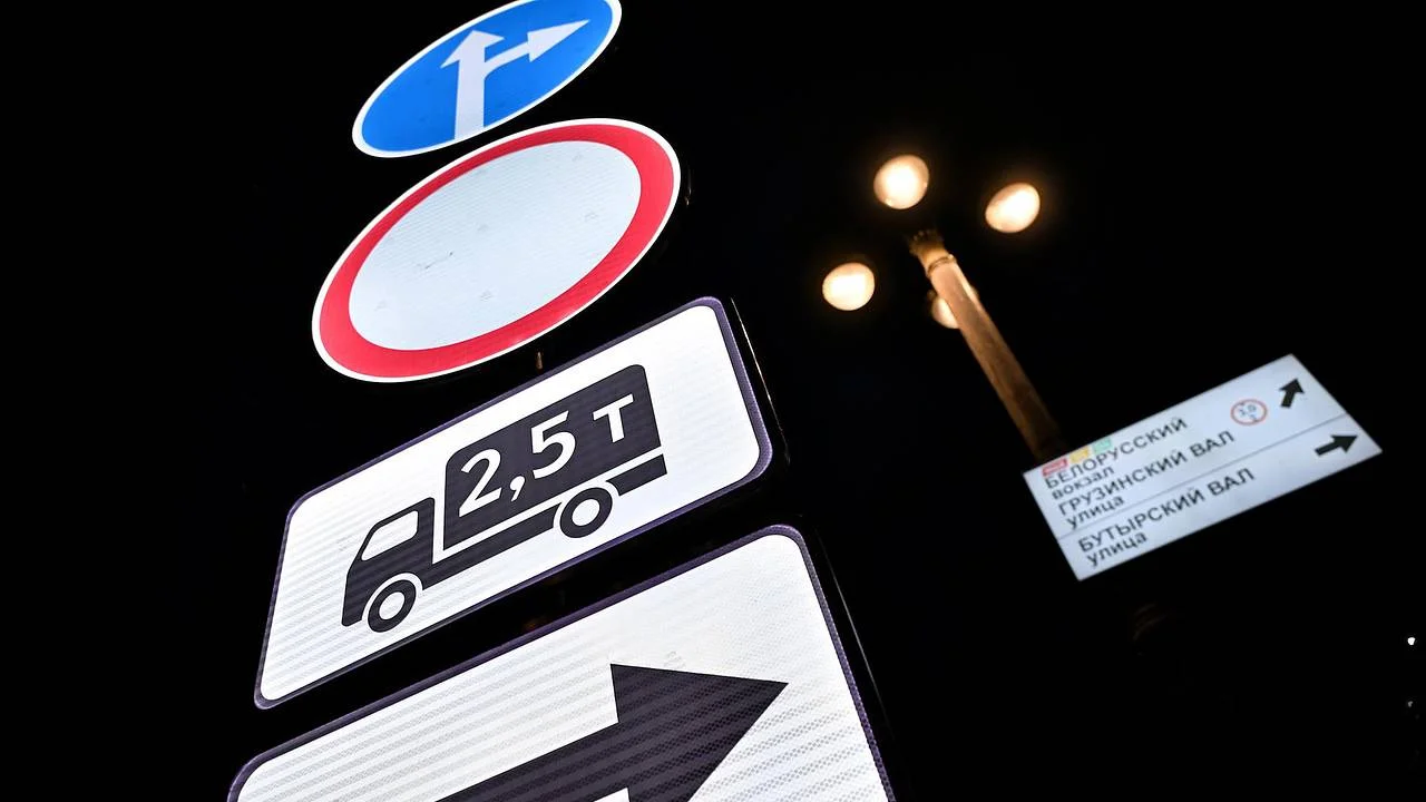 В Москве на Тверской заработали 94 знака с внутренней подсветкой