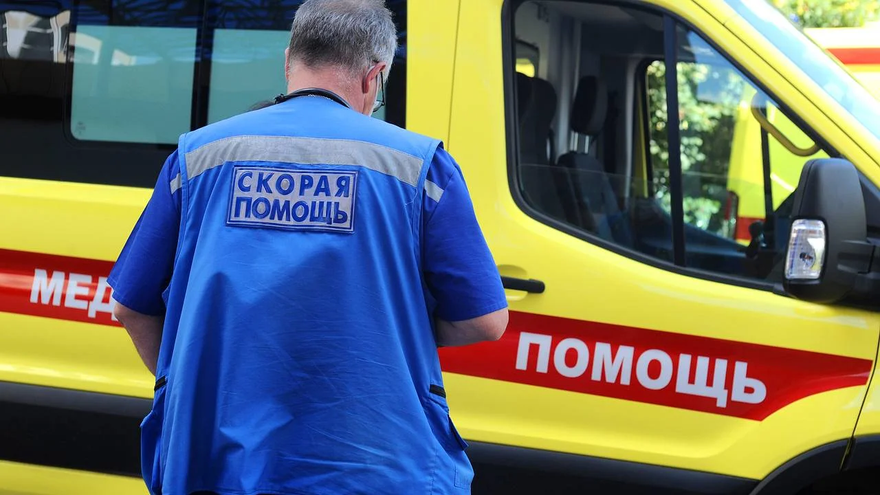 В деревне Свитино на стоянке грузовиков погиб полицейский после случайного выстрела