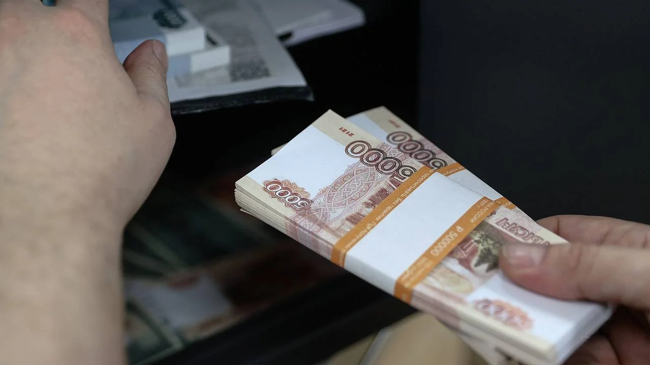 Ноль дохода: как выгоднее распределить сбережения между рублём и валютой