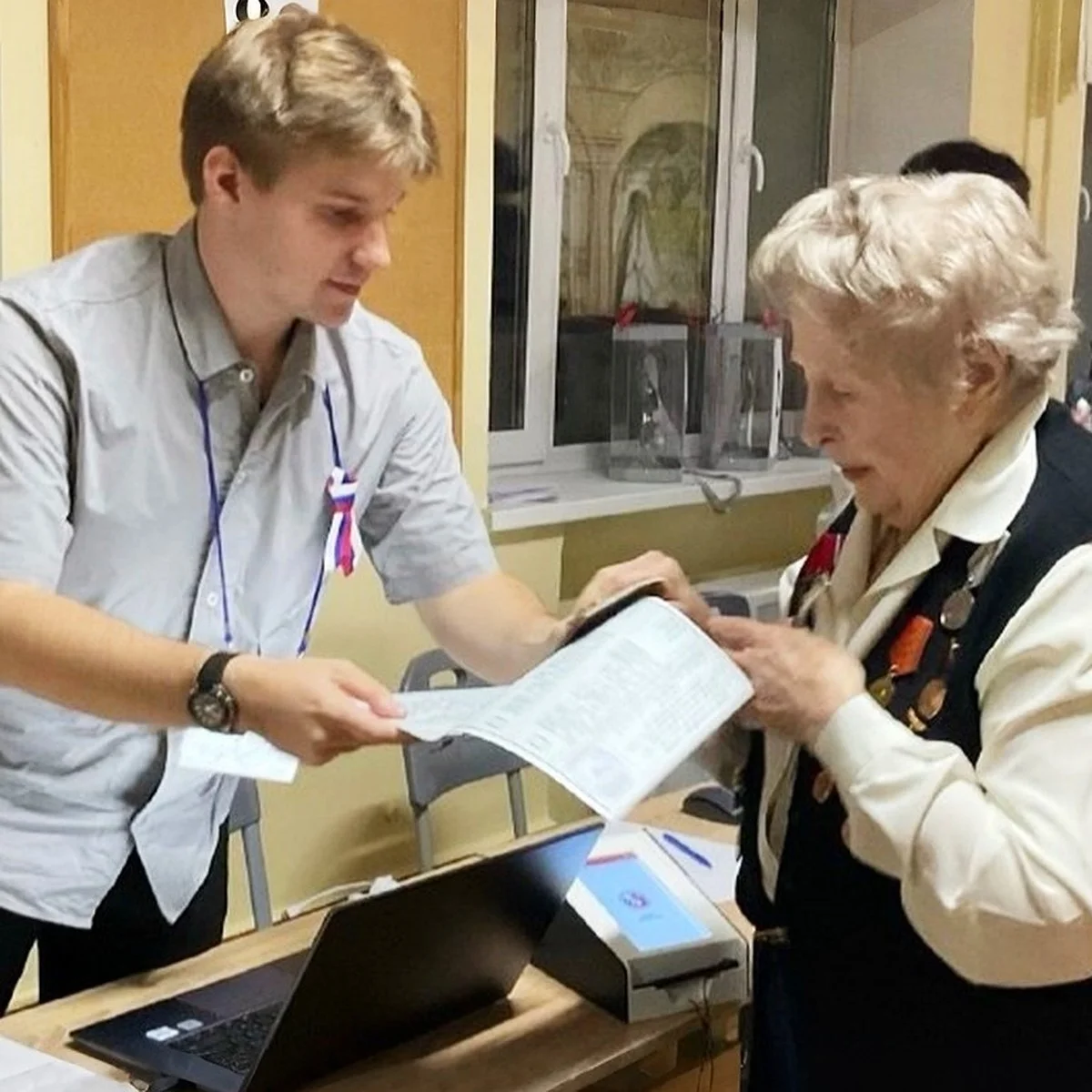 «Гражданином надо уметь быть»: 100-летняя москвичка проголосовала лично