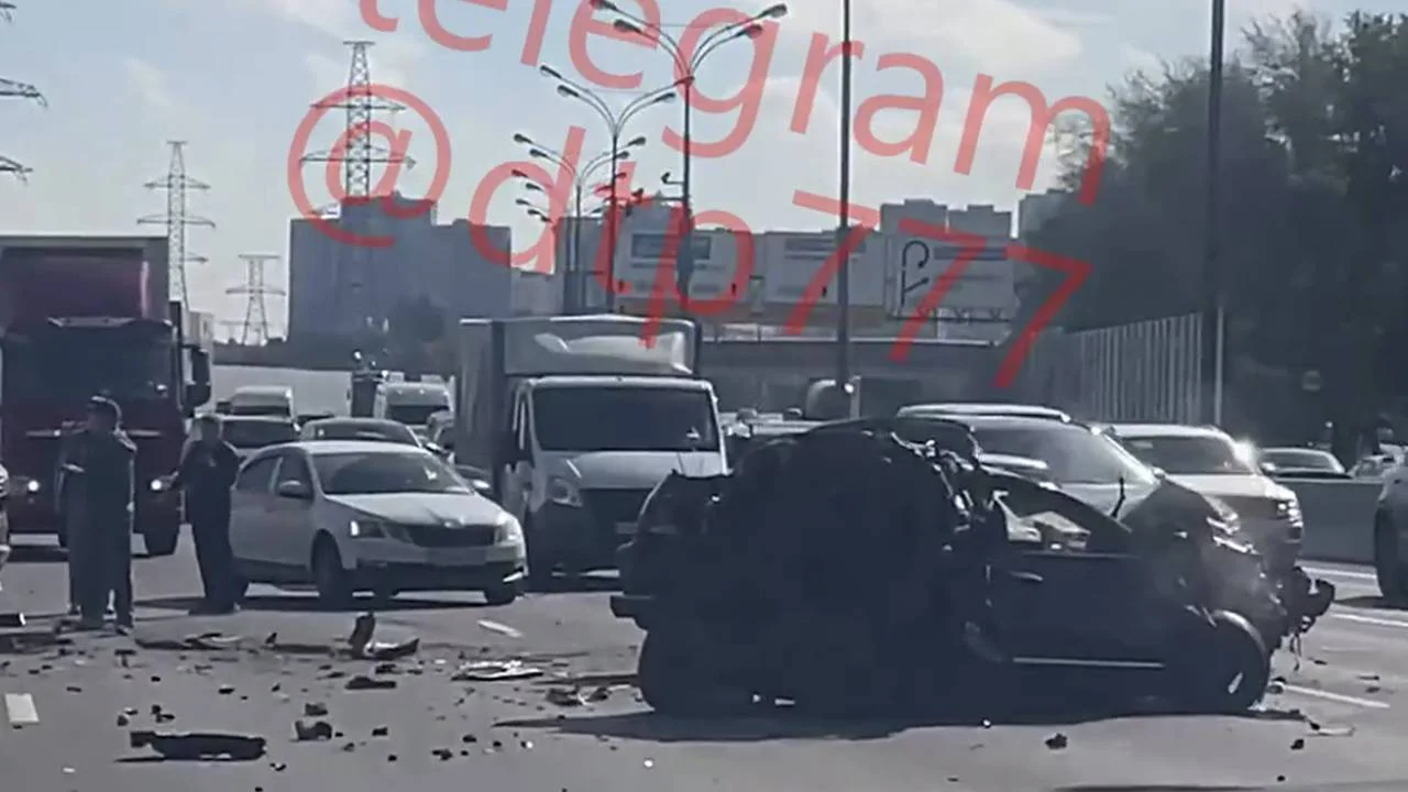 «Один автомобиль смяло практически полностью» после массового ДТП на МКАД