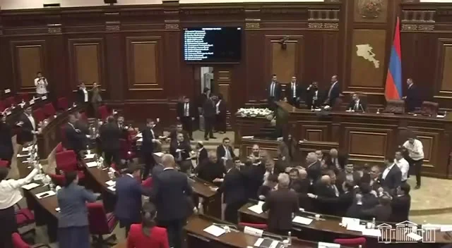 Парламент Армении прервал заседание из-за драки депутатов