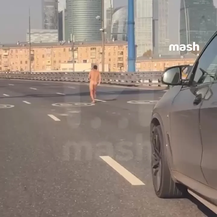 На ТТК водитель Audi бросил разбитые машины и сбежал без одежды