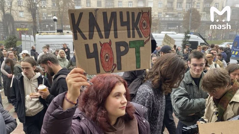 В Киеве у здания мэрии протест раскололся на сторонников Кличко и Зеленского