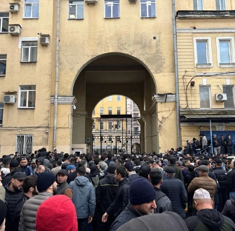 «Нагрянули прямо на пятничный намаз»: в Петербурге задержали десятки иностранцев