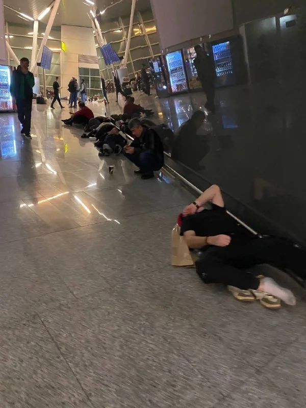 Пассажиры столичных аэропортов вторые сутки ожидают вылетов