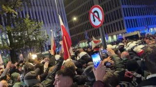 Правительство Польши стягивает полицию для действий против Конституционного суда