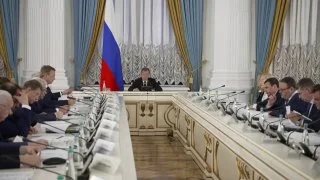 Медведев инициировал разработку закона об организованном наборе иностранцев