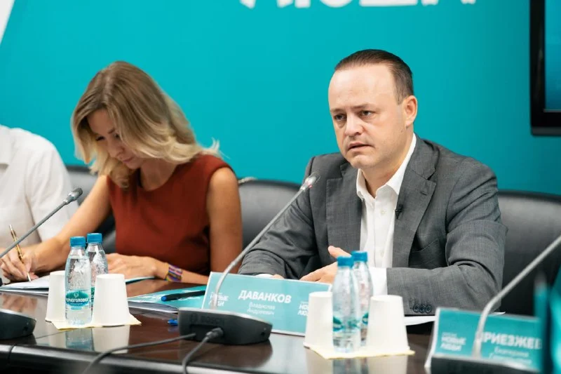 Сутки в аэропортах без еды и сна: пассажирам предложили продлевать отпуск