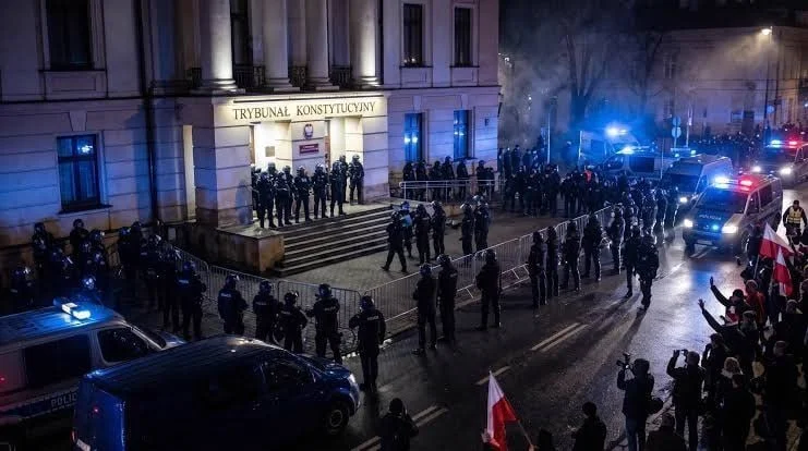 Польша: полиция заблокировала Конституционный трибунал