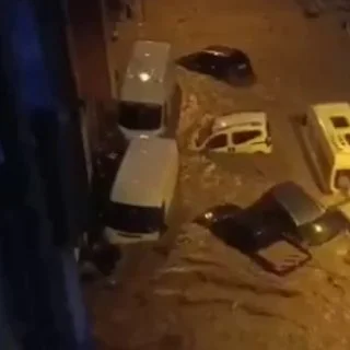Школьники Стамбула получат незапланированный выходной из-за ливней