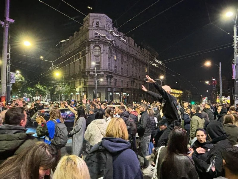 Белградцы вышли на улицы праздновать поражение Вучича