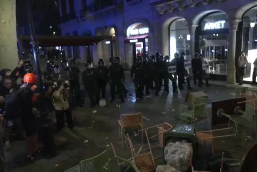 «Бросали бутылки»: в Барселоне после протеста задержаны 13 человек