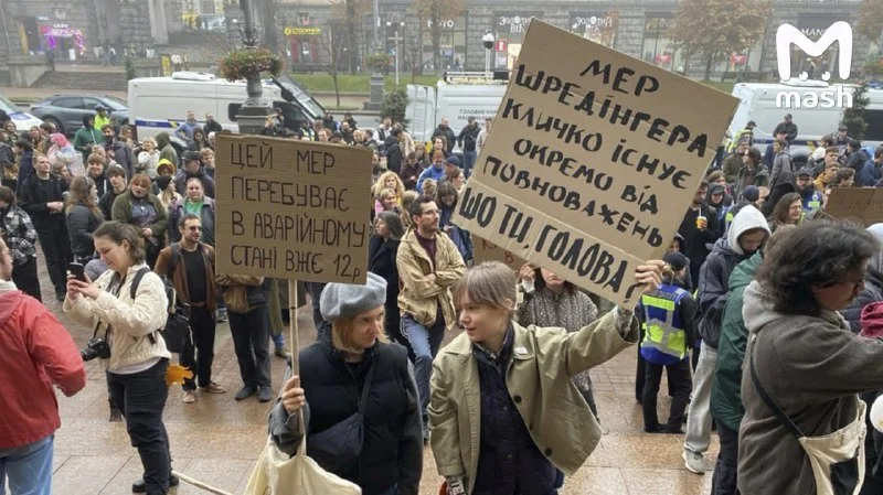В Киеве у здания мэрии протест раскололся на сторонников Кличко и Зеленского