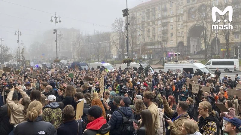 В Киеве у здания мэрии протест раскололся на сторонников Кличко и Зеленского