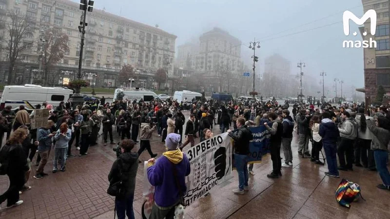 В Киеве у здания мэрии протест раскололся на сторонников Кличко и Зеленского