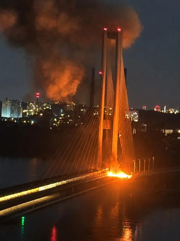Южный мост в Киеве получил повторный удар