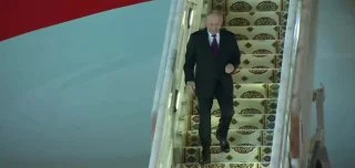 Путин прибыл в Туркменистан на саммит СНГ