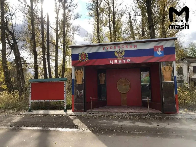 В посёлке Гусевский автобус ждут под охраной резных атлантов и льва