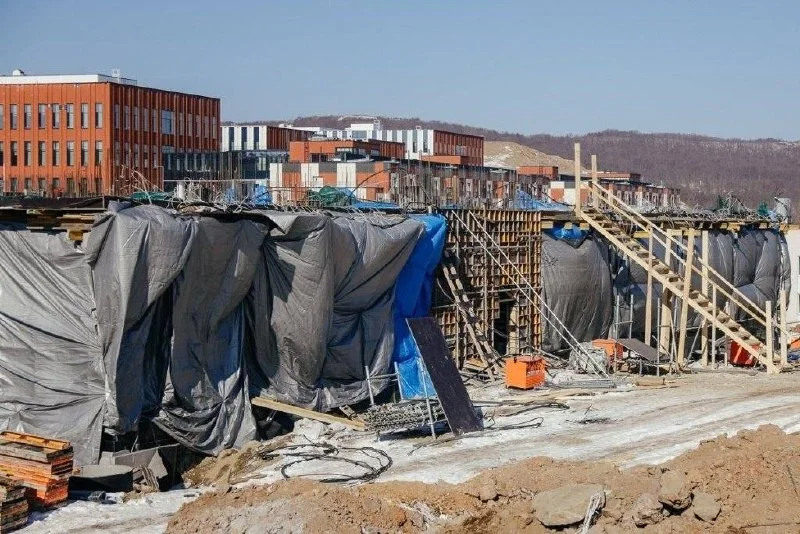 Во Владивостоке площадка аквапарка за 14 млрд превратилась в котлован с водой