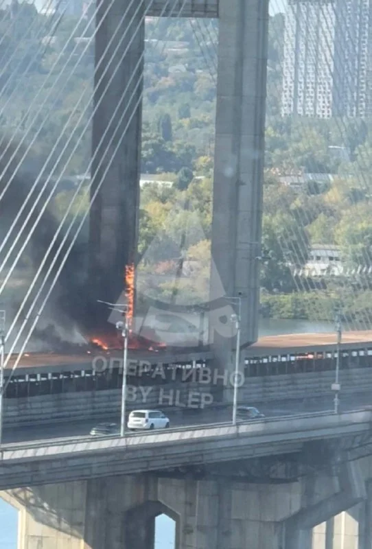 Российские военные нанесли удар по Южному мосту в Киеве