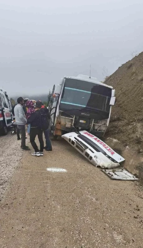 Водитель автобуса врезался в валуны в Анталье, пострадали семь россиян